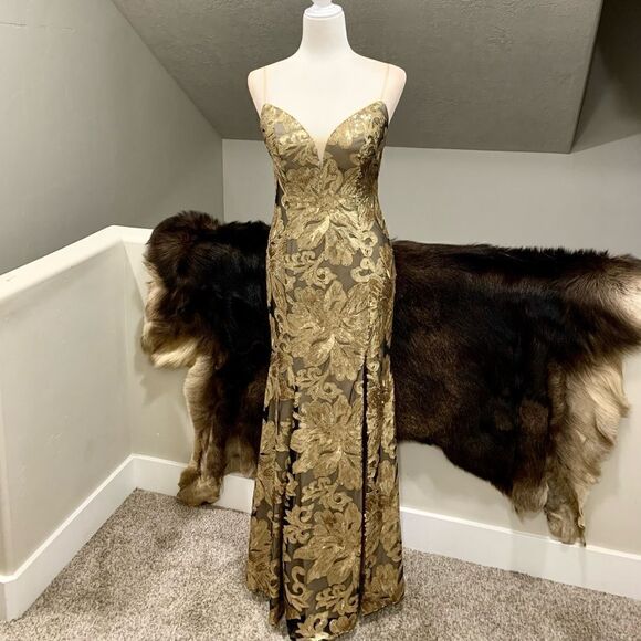 Gorgeous Sequined Golden Floral Lace Mermaid Gown - Picture 2 of 16